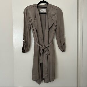 Aritzia Babaton Flowy Open Front Light Trench Coat Jacket in Taupe Size XS